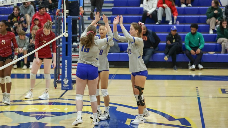 Women's Volleyball Splits Tri-Match With Win vs. Colby-Sawyer, Loss to Bates